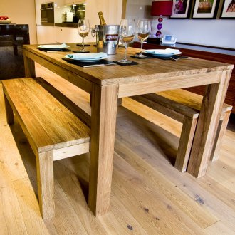 Πολυέλαιος με κεριά στο εσωτερικό ενός εξοχικού σπιτιού