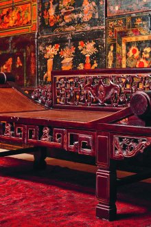 Κρεβάτι δίπλα στο παράθυρο