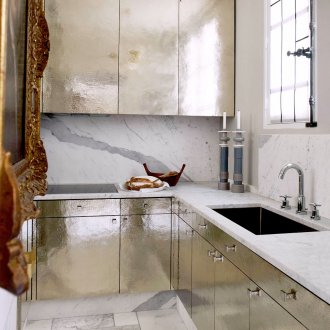 Κρεβατοκάμαρα σε ένα σύνολο από επικαλυμμένα έπιπλα