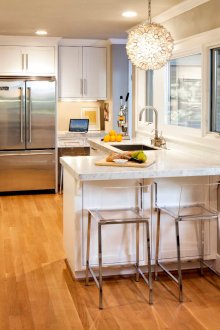 Διαφανείς καρέκλες