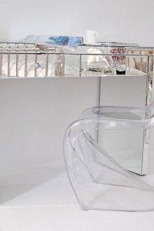 Διαφανείς καρέκλες