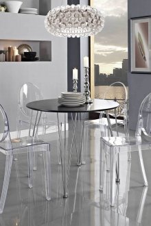 Διαφανείς καρέκλες