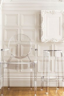 Διαφανείς καρέκλες