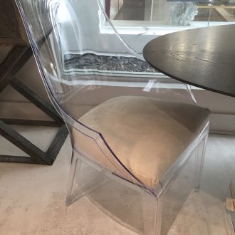 Διαφανείς καρέκλες