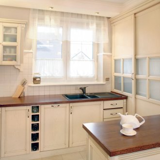 Σύντομες κουρτίνες στο εσωτερικό της κουζίνας