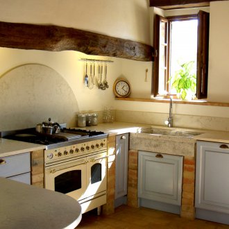 Μεσογειακό σκαλί παραθύρου από σκυρόδεμα