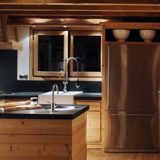 Πίνακας από συμπαγές ξύλο σε χαλύβδινα πόδια στο εσωτερικό του διαμερίσματος