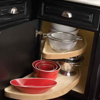 Γυάλινα ράφια στο εσωτερικό του διαμερίσματος