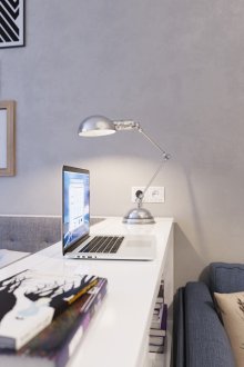 Λευκή ταπετσαρία με ασημένιο μοτίβο