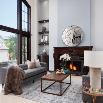 Γυαλιστερό τραπέζι στο εσωτερικό