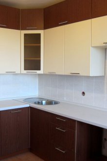 Γωνιακή κουζίνα στο εσωτερικό ενός διαμερίσματος δύο δωματίων