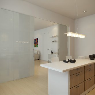 Πιάνο σε ένα μινιμαλιστικό εσωτερικό