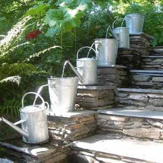 Πότισμα δοχεία σε μια διακόσμηση για έναν κήπο