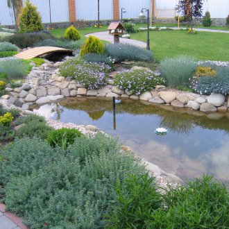 Λίμνη στο εξωραϊσμό της αυλής του σπιτιού