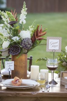 Ξύλινο τραπέζι στο εσωτερικό