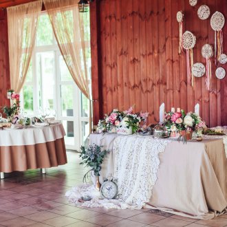 Lacy κλινοσκεπάσματα για ένα υπνοδωμάτιο