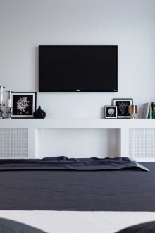 Κρεβάτι δίπλα στο παράθυρο