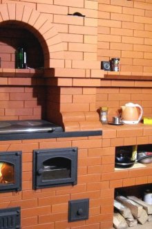 Βεράντα από σφυρήλατο σίδερο από τούβλο.