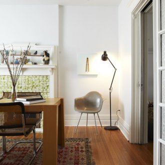 Τούλι στο αψιδωτό παράθυρο στο υπνοδωμάτιο