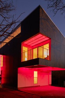 Κόκκινο μεταλλικό κρεβάτι