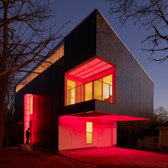 Κόκκινο χαλί στο σαλόνι