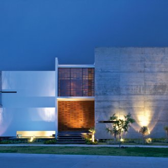 Φωτισμός τοίχου με κατευθυντικά φώτα