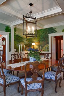 Καρυδιά laminate στην τραπεζαρία στο εσωτερικό του διαμερίσματος