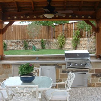 Παιδική χαρά στην αυλή του σπιτιού