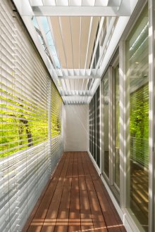 Κρεβάτι δίπλα στο παράθυρο