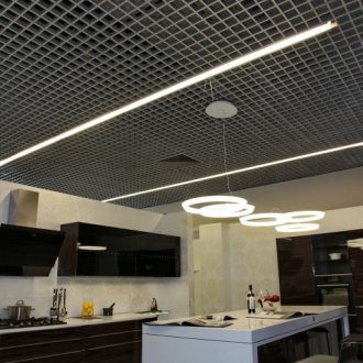 Τυρκουάζ ταπετσαρία με ένα γεωμετρικό μοτίβο στην κουζίνα