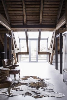 Σκαλιστό ντουλάπι στο εσωτερικό