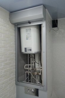 Κουτί για το ψυγείο κάτω από το παράθυρο