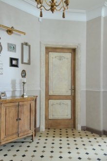 Ξύλινα ράφια στην κουζίνα