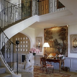 Κουρτίνες καφέ στο εσωτερικό της κουζίνας στο στυλ της Provence