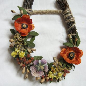 Decoración de ventana de cocina con flores