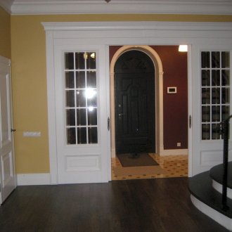 Ψυγείο κάτω από το παράθυρο με συρόμενες πόρτες