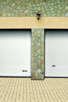 Prieškambaryje baltos sienų plokštės