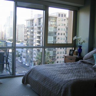 Κρεβάτι δίπλα στο παράθυρο