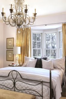 Κρεβάτι δίπλα στο παράθυρο