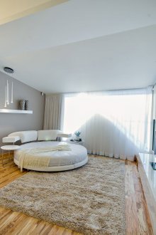 Κρεβάτι δίπλα στο παράθυρο