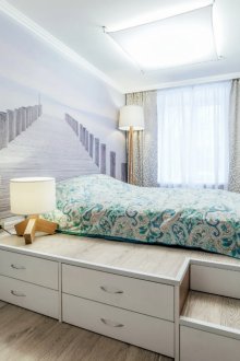 Κρεβάτι δίπλα στο παράθυρο