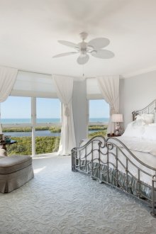 Κρεβάτι δίπλα στο παράθυρο