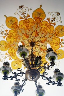 Σχεδιάζοντας στον τοίχο γύρω από την πρίζα