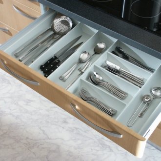 Ντουλάπι με καθρέφτη στις πλευρικές πόρτες