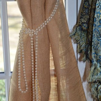 Λευκή πόρτα με κουρτίνα