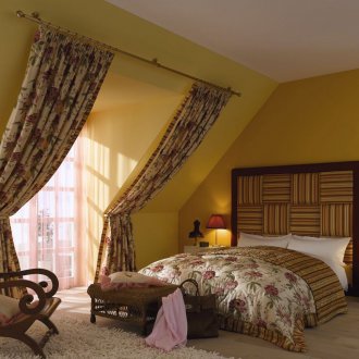 Άμεσες κουρτίνες σε ένα τοξωτό παράθυρο