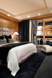 Υπνοδωμάτιο σε φωτεινά χρώματα στο εσωτερικό ενός διαμερίσματος δύο δωματίων