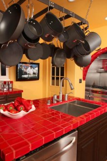 Ο σχεδιασμός του παιδικού τραπέζι με κόκκινο χρώμα