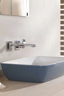 Μπλε γυαλιστερή πόρτα