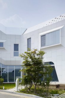 Ασυνήθιστη αρχιτεκτονική του σπιτιού με πανοραμικά παράθυρα